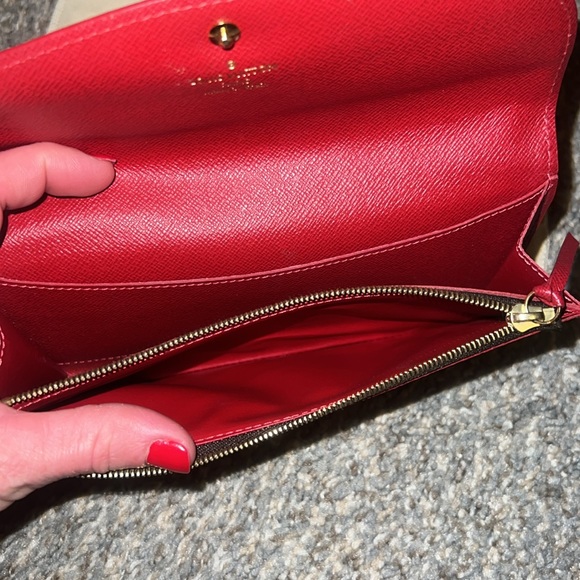 Louis Vuitton CAISSA wallet in Cherry - Picture 10 of 14